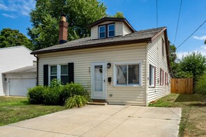 Exterior - Lake Erie retreat - pet-friendly home near parks (Willoughby)