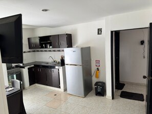 Fridge, cookware/dishes/utensils, lobster pot, dining tables - Confortable Apartamento en el Rodadero Santa Marta (Santa Marta)