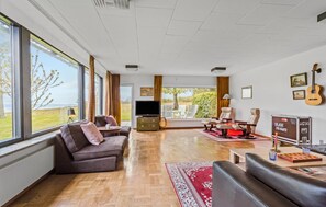 TV - Lovely home in Hesselager (Hesselager)