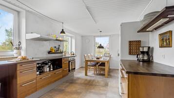 Køleskab, kogeplade, opvaskemaskine, kaffe-/temaskine