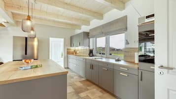 Fridge, stovetop, coffee/tea maker