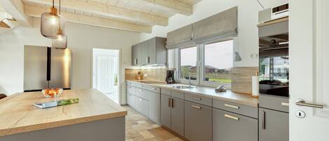 冷蔵庫、コンロ、コーヒー / ティーメーカー