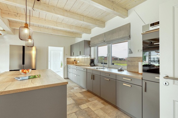 Kühlschrank, Herdplatte, Wasserkocher mit Kaffee-/Teezubehör