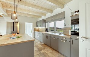 Kühlschrank, Herdplatte, Wasserkocher mit Kaffee-/Teezubehör