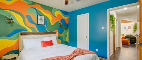 5 bedrooms, desk, WiFi, bed sheets