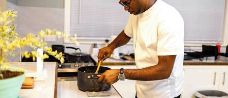 冰箱、微波炉、烤箱、炉灶