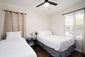 2 bedrooms, in-room safe, iron/ironing board, free WiFi - Cozy Pet-Friendly Retreat l Family Friendly Haven (San Antonio)