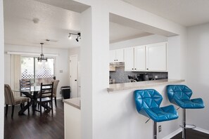 Dining - Cozy Pet-Friendly Retreat l Family Friendly Haven (San Antonio)