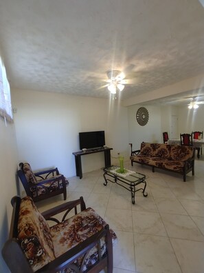 Smart TV - Cozy 3 bedroom spacious villa for rent.  (St. James)
