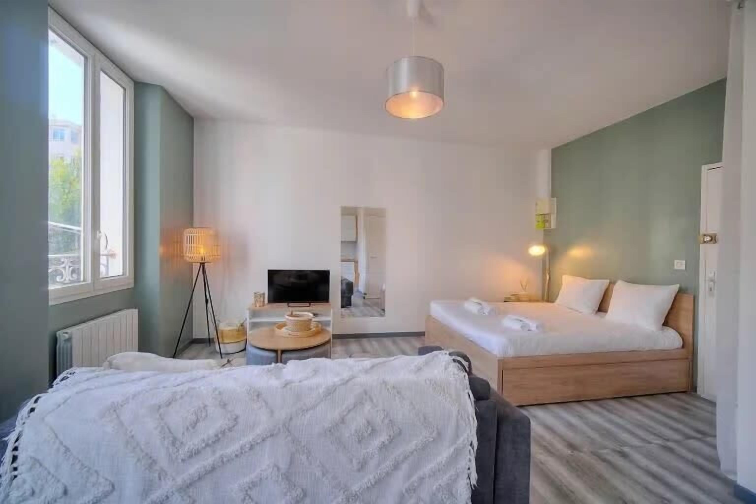 Iron/ironing board, WiFi, bed sheets