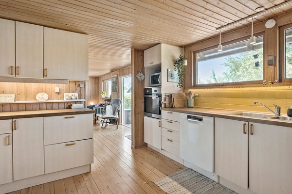 Kylskåp, mikrovågsugn, spishäll och diskmaskin