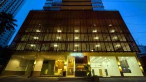 Ein modernes Hotel mit Glasfassade und einem markanten Eingang.