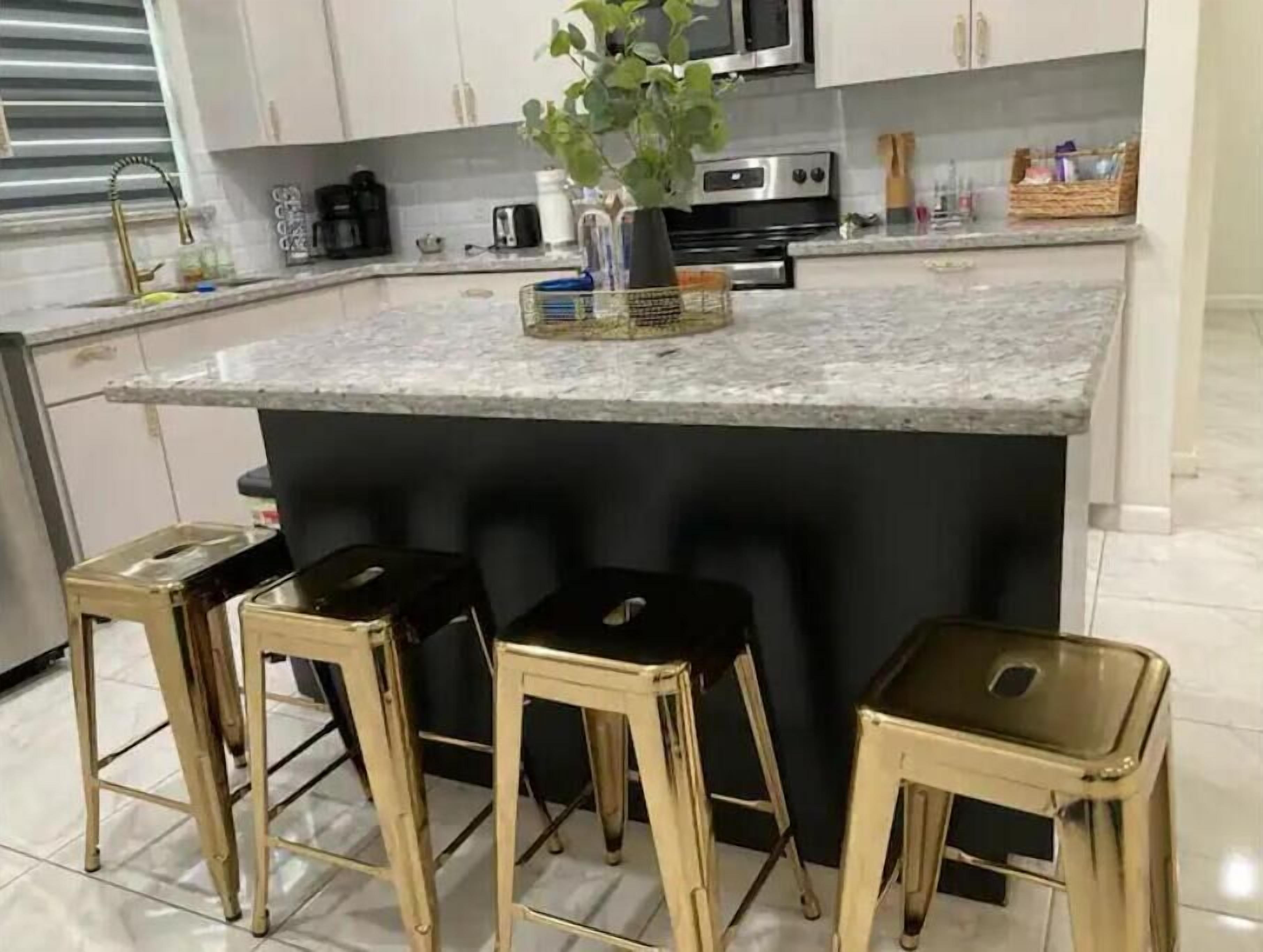 Modern and cozy. Off Expwy 83