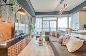 Classic Condo | Free WiFi - SkyTree Modern Suites (Toronto)