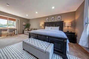 5 soverom, skrivebord, strykejern/-brett og reiseseng for barn