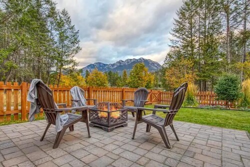 Entire 2596 sq ft house across parks and amenities with a large fenced backyard