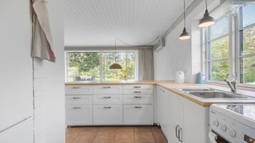 Køleskab, kogeplade, opvaskemaskine