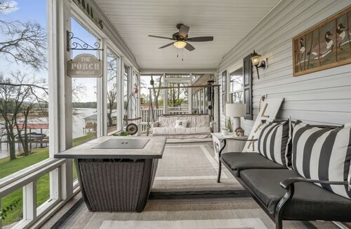 Welcome to our lake house on the beautiful Hiwassee River!