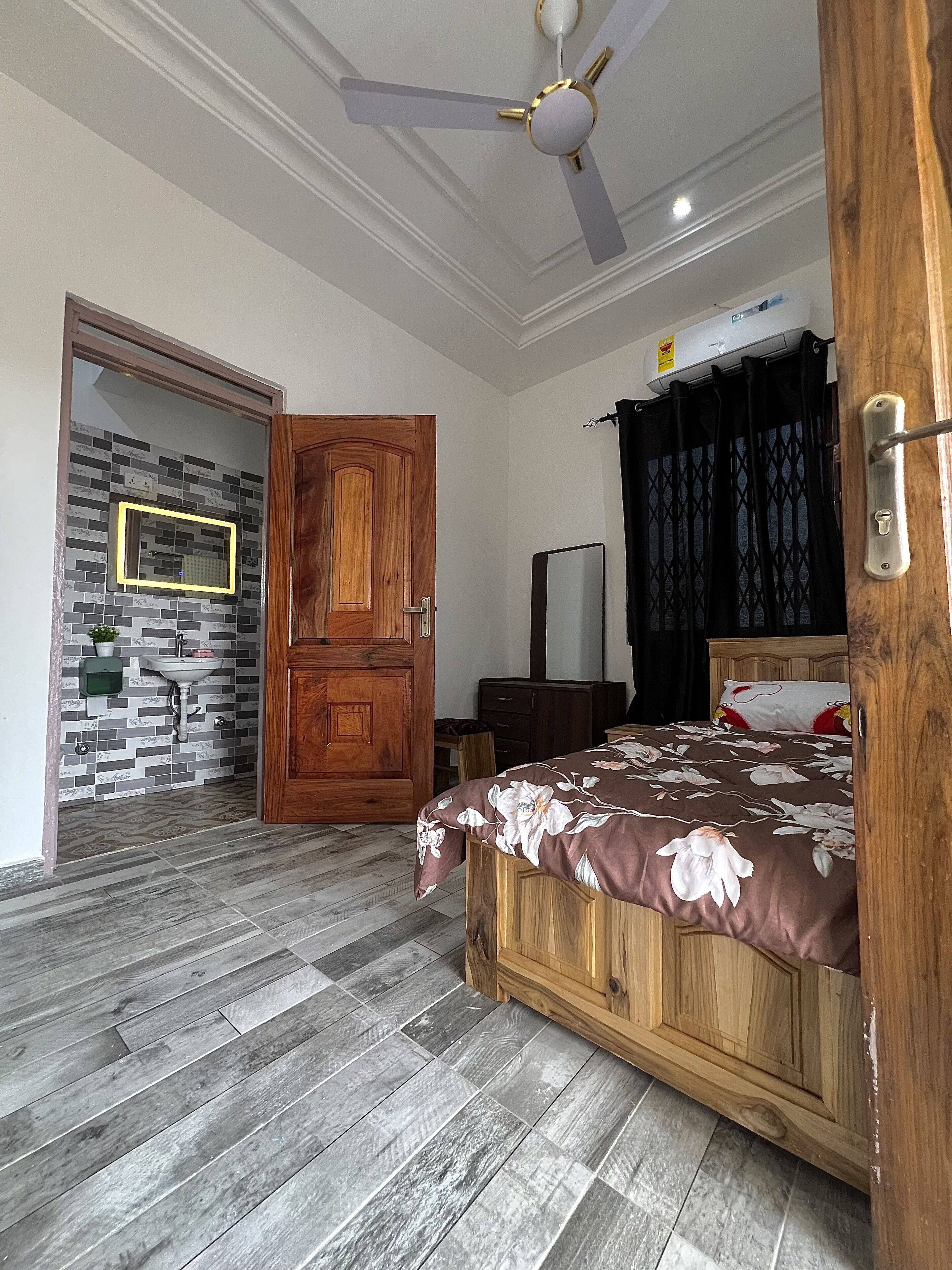 5 bedrooms, in-room safe, desk, iron/ironing board