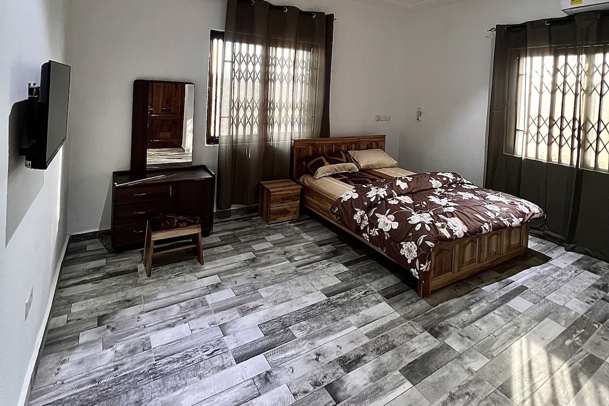5 bedrooms, in-room safe, desk, iron/ironing board