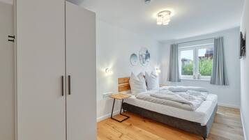 6 bedrooms, travel crib, free WiFi