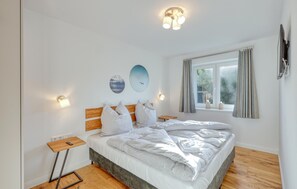 6 bedrooms, travel crib, free WiFi