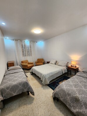 2 多间卧室、熨斗/熨衣板、免费 WiFi、床单