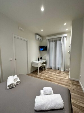 8 habitaciones, tabla de planchar con plancha, wifi y ropa de cama