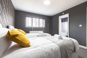 5 bedrooms, iron/ironing board, WiFi, bed sheets