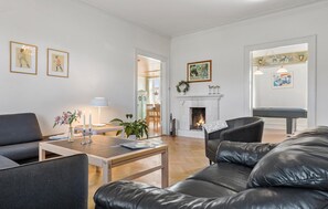 Smart TV, fireplace - Pet friendly home in Rønde with kitchen (Rønde)