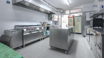 Refrigerador, horno, parrilla de estufa y lavavajillas