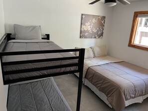 2 bedrooms, WiFi, bed sheets - J-1 friendly housing- Cozy Tahoe Cottage (Incline Village)