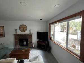 Living area - J-1 friendly housing- Cozy Tahoe Cottage (Incline Village)