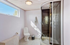Shower - Gorgeous home in Marstal with WiFi (Marstal)