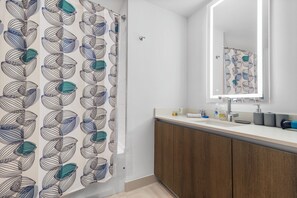 Shower, hair dryer, bidet, towels