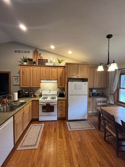 Spacious home for family and friends! Close to downtown Boyne +patio & fire pit 