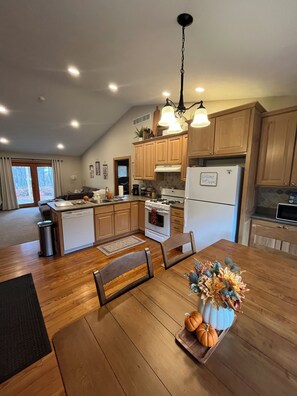 Kylskåp, mikrovågsugn, ugn och spishäll