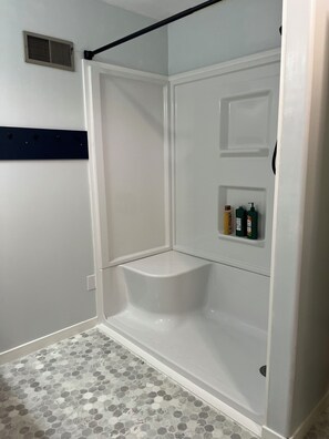 Dusche, Bidet, Handtücher, Seife