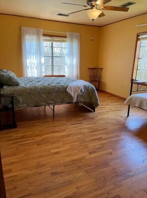 3 habitaciones, escritorio, wifi gratis y ropa de cama 