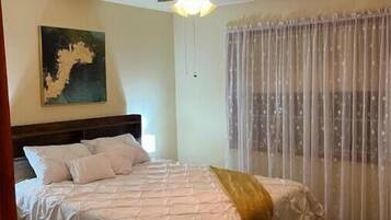 3 makuuhuonetta, työpöytä, ilmainen Wi-Fi, vuodevaatteet