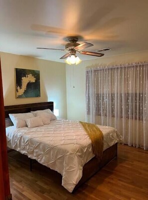 3 habitaciones, escritorio, wifi gratis y ropa de cama