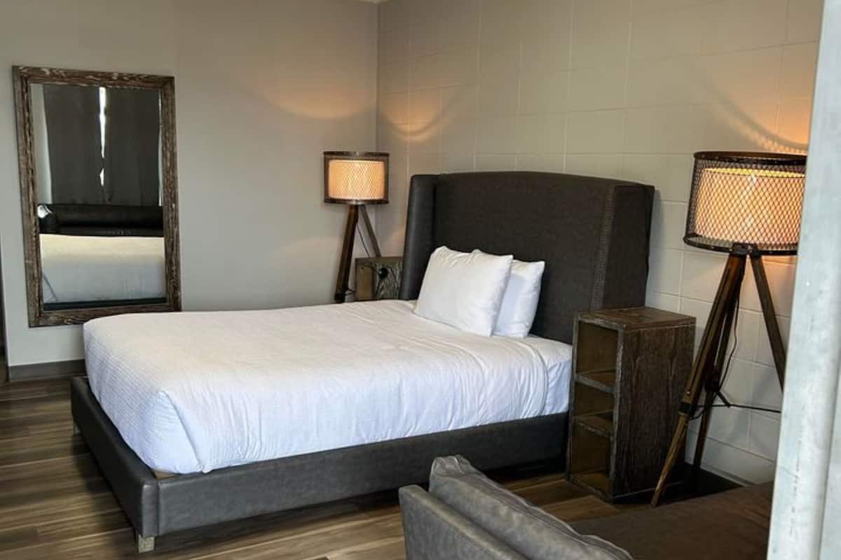 Ropa de cama de alta calidad, cubrecamas y muebles diferentes