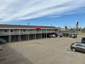 Front of property - PARKSIDE INN (Grande Prairie)