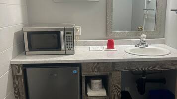 Combined shower/bathtub, free toiletries, towels, soap