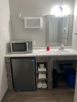 Combined shower/tub, free toiletries, towels, soap - PARKSIDE INN (Grande Prairie)