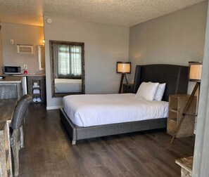 高档床上用品、羽绒被、特色家居、办公桌