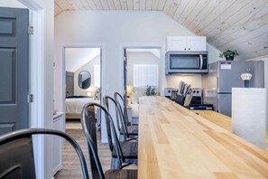 Dining - A homey haven, perfectly located between the Ark and the Creation Museum. (Walton)