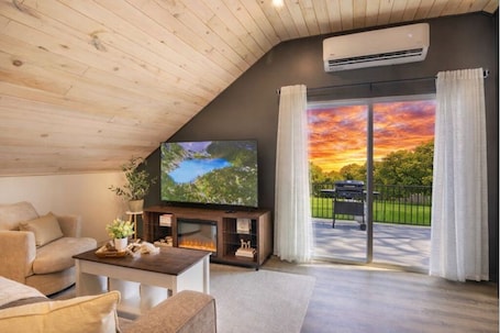 Smart TV, fireplace, books. A homey haven, perfectly located between the Ark and the Creation Museum.