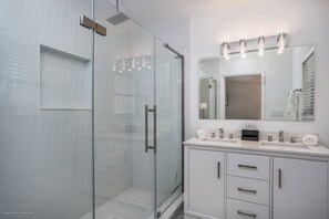 Hus (Gorgeous Grove Contemporary Home) | Badeværelse | Gratis toiletartikler