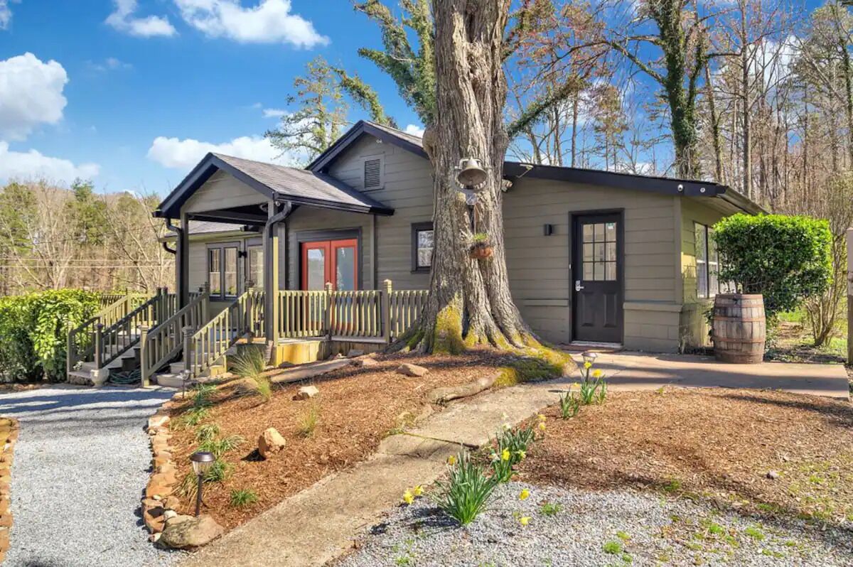 《Prime Location w/ HOT TUB ❤Dog Friendly❤ Games, Disc Golf & Fast Wifi》